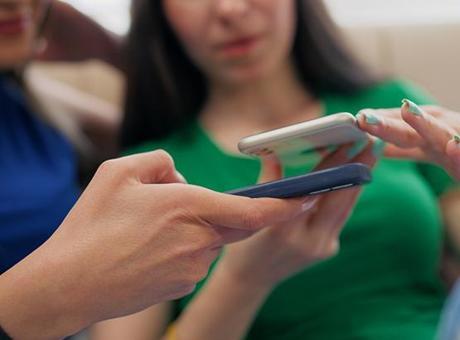 Fransa’da liselerdeki cep telefonu yasağı yeni eğitim döneminde başlıyor